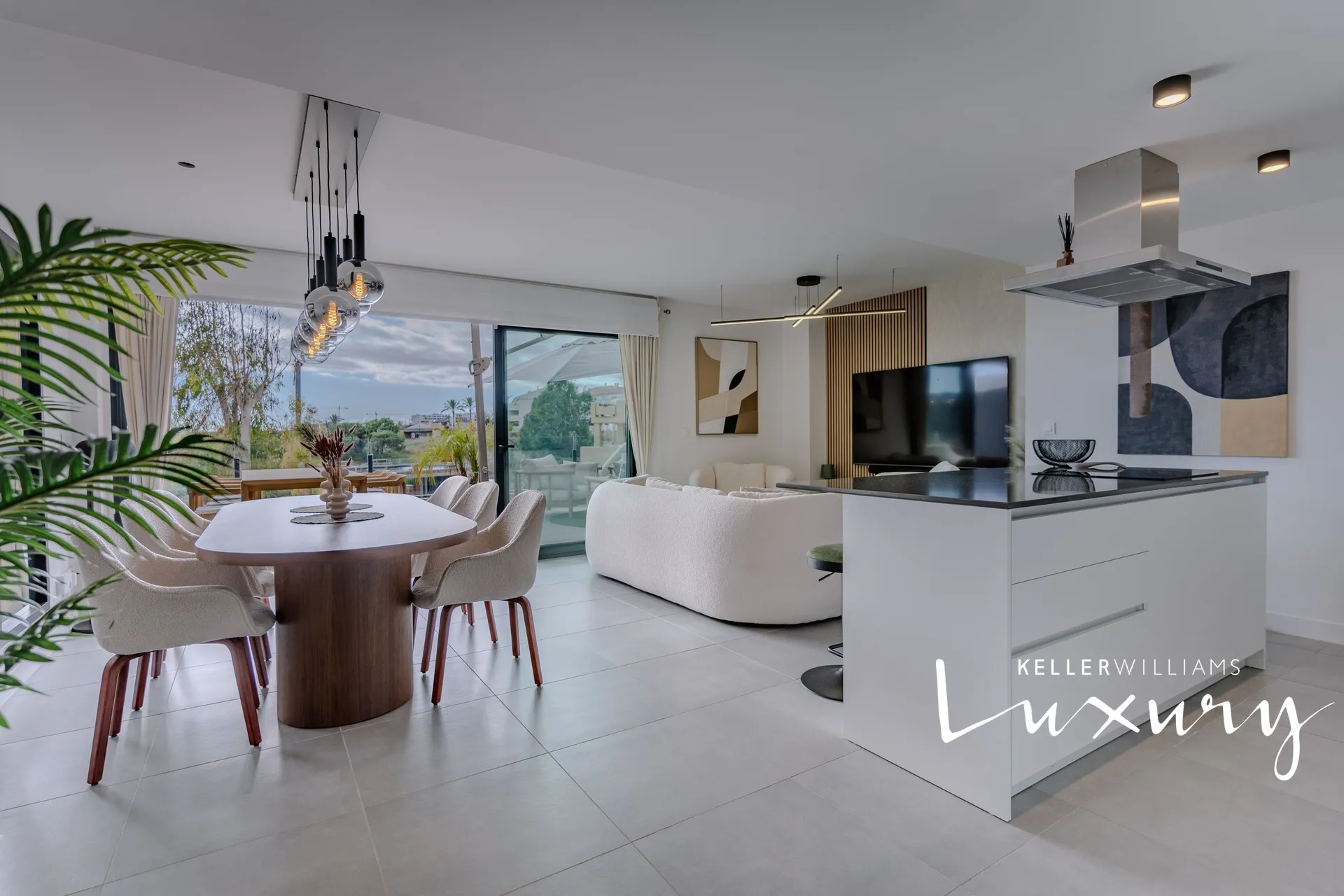 Prodej luxusního apartmánu 4+kk, prostorná terasa, garážové stání a sklep. Komunitní vybavení zahrnuje : saunu, venkovní a vnitřní bazén s vířivkou, turecké lázně, posilovnu. – 2