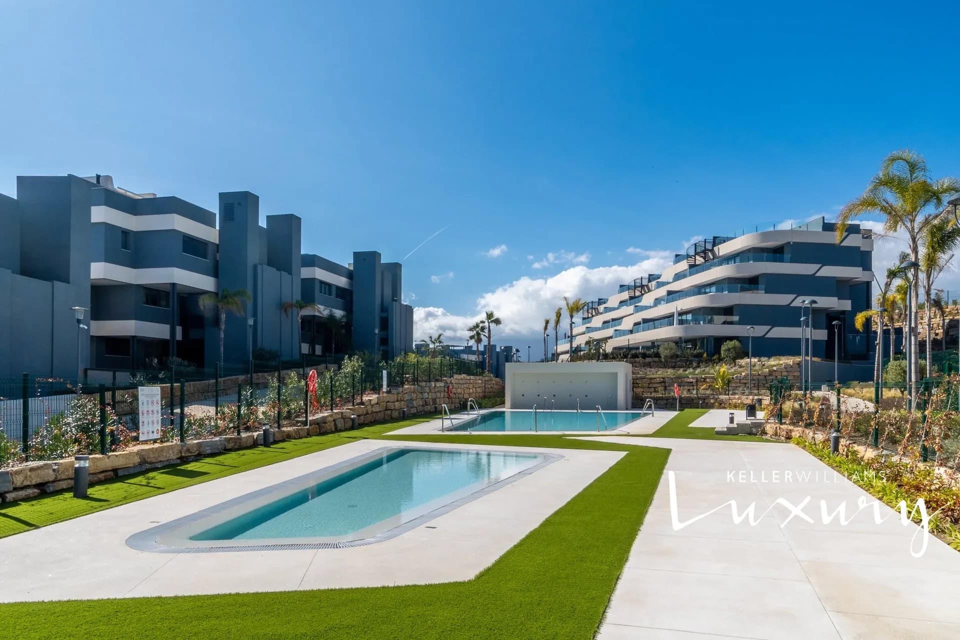 Prodej luxusního apartmánu 4+kk, prostorná terasa, garážové stání a sklep. Komunitní vybavení zahrnuje : saunu, venkovní a vnitřní bazén s vířivkou, turecké lázně, posilovnu. – 3