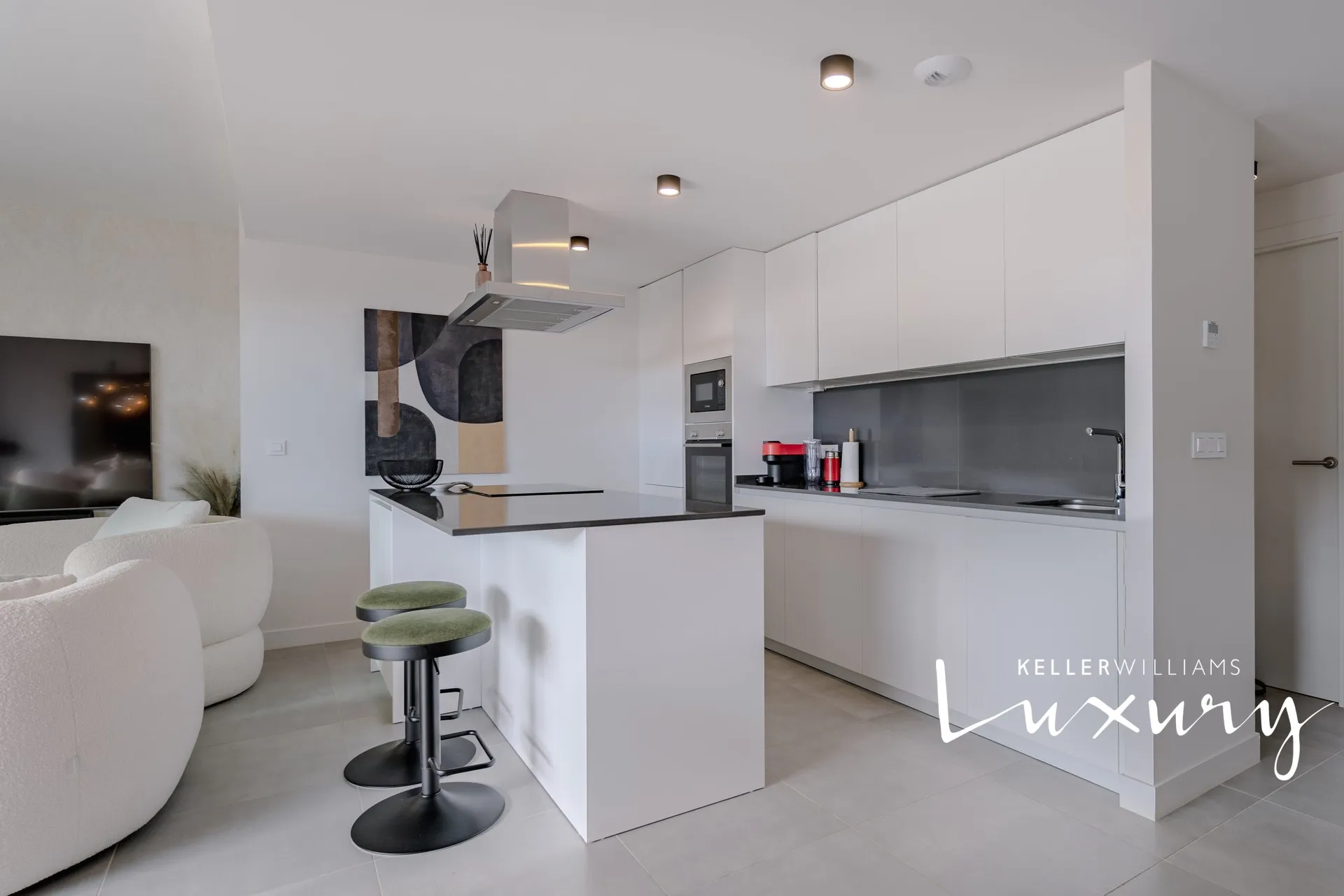 Prodej luxusního apartmánu 4+kk, prostorná terasa, garážové stání a sklep. Komunitní vybavení zahrnuje : saunu, venkovní a vnitřní bazén s vířivkou, turecké lázně, posilovnu. – 3