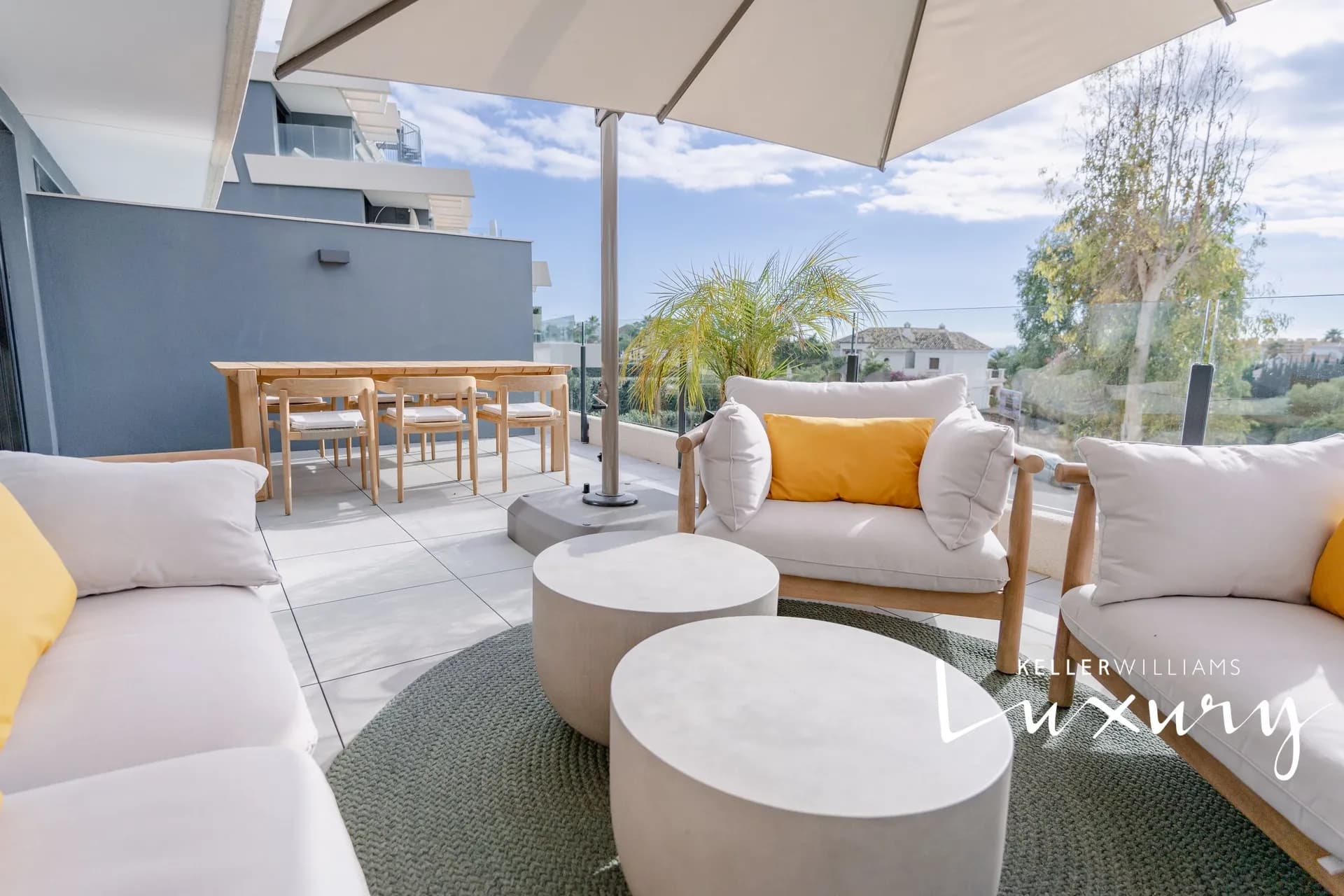 Prodej luxusního apartmánu 4+kk, prostorná terasa, garážové stání a sklep. Komunitní vybavení zahrnuje : saunu, venkovní a vnitřní bazén s vířivkou, turecké lázně, posilovnu. – 4