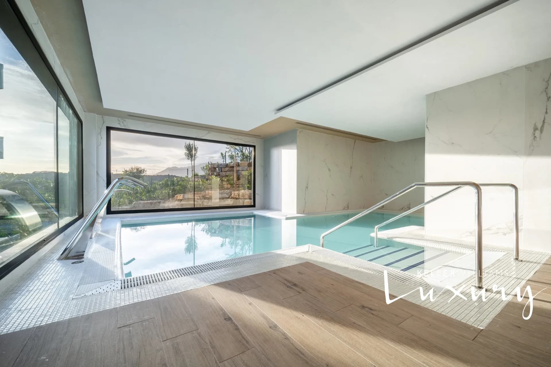 Prodej luxusního apartmánu 4+kk, prostorná terasa, garážové stání a sklep. Komunitní vybavení zahrnuje : saunu, venkovní a vnitřní bazén s vířivkou, turecké lázně, posilovnu. – 4