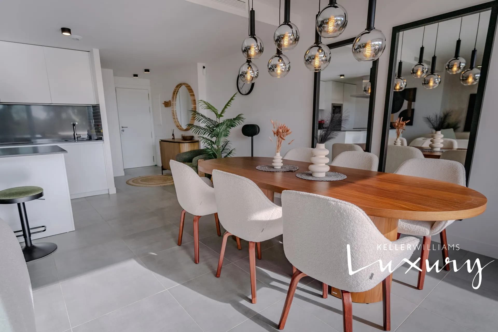 Prodej luxusního apartmánu 4+kk, prostorná terasa, garážové stání a sklep. Komunitní vybavení zahrnuje : saunu, venkovní a vnitřní bazén s vířivkou, turecké lázně, posilovnu. – 5