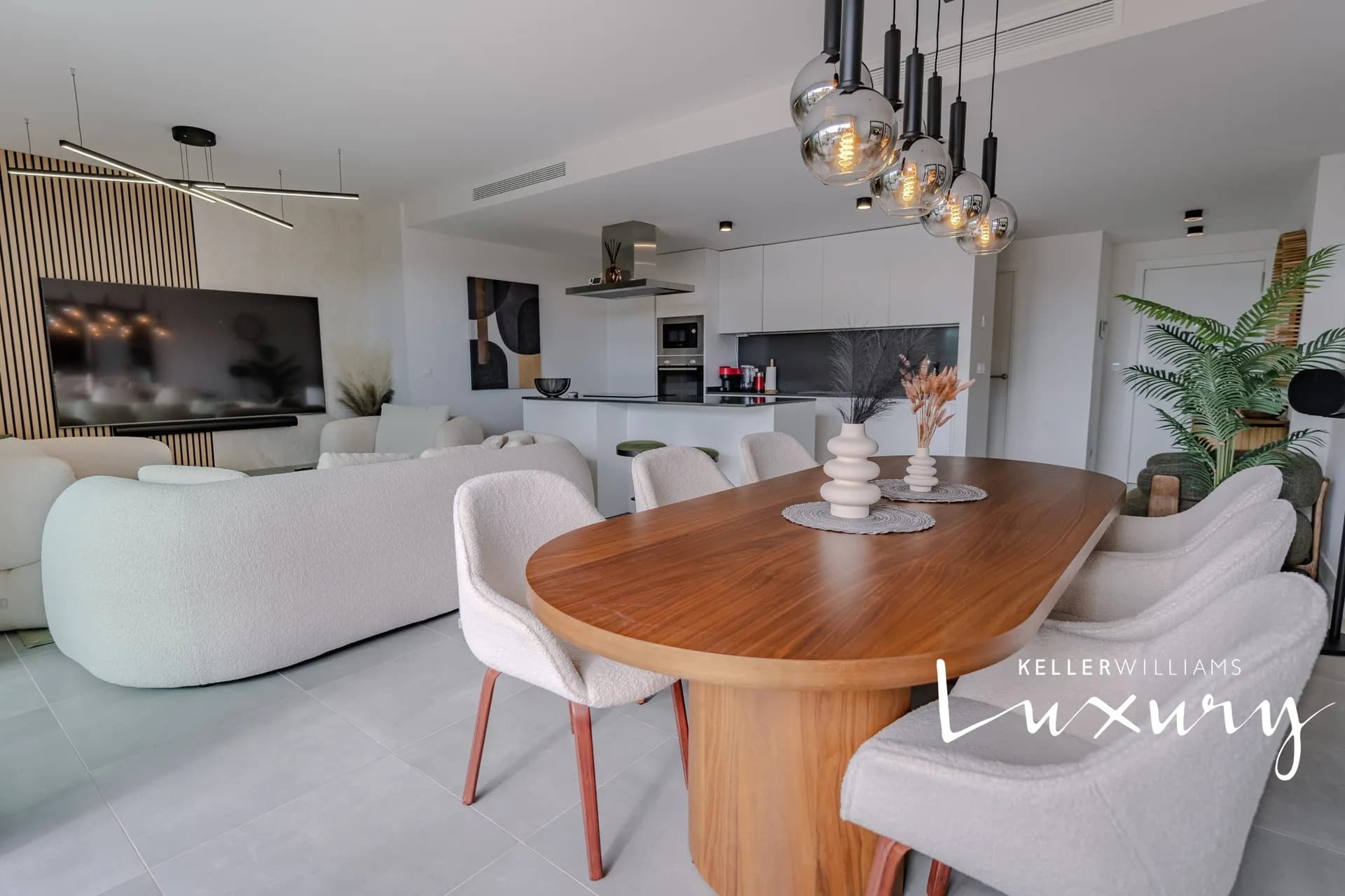 Prodej luxusního apartmánu 4+kk, prostorná terasa, garážové stání a sklep. Komunitní vybavení zahrnuje : saunu, venkovní a vnitřní bazén s vířivkou, turecké lázně, posilovnu. – 6