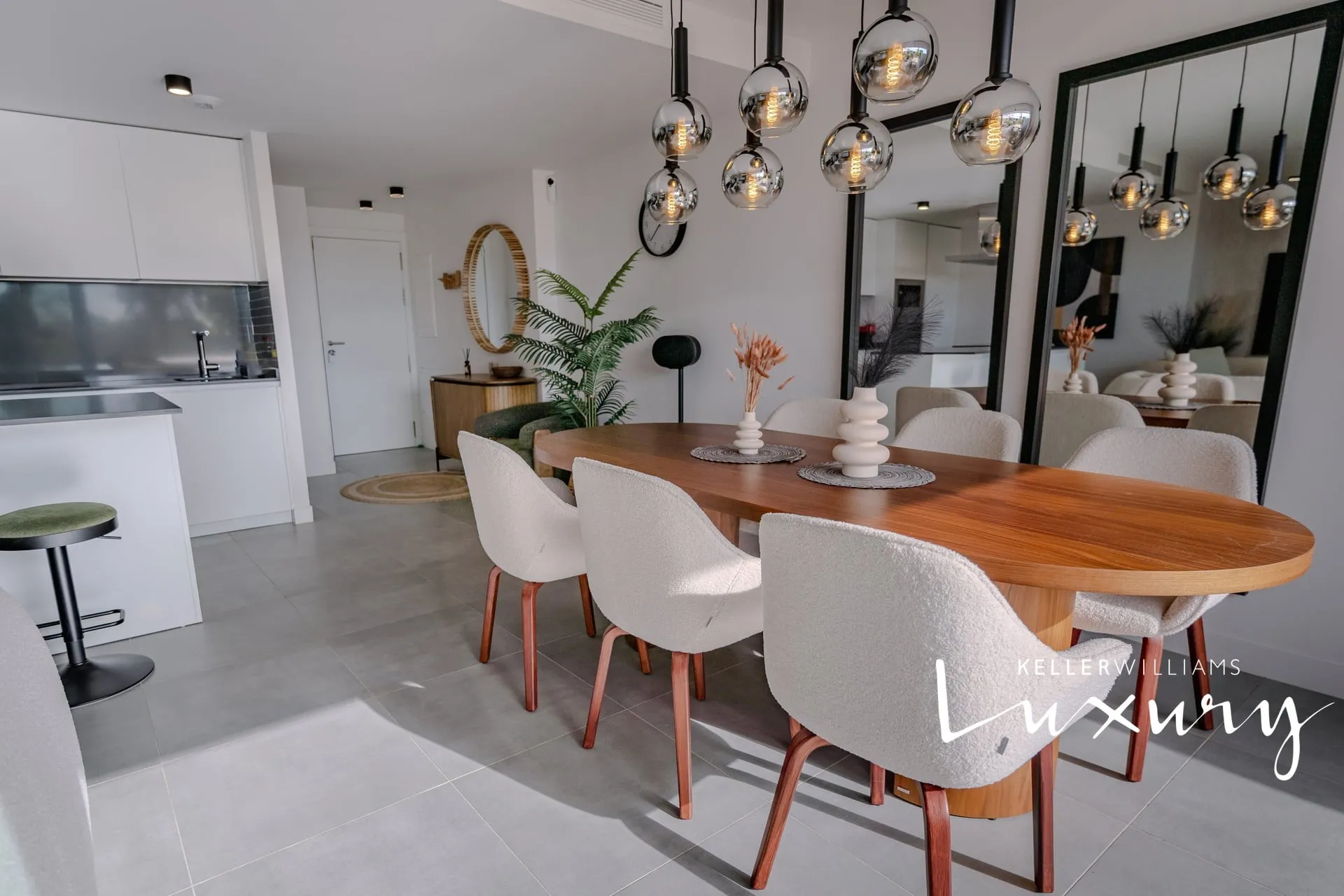 Prodej luxusního apartmánu 4+kk, prostorná terasa, garážové stání a sklep. Komunitní vybavení zahrnuje : saunu, venkovní a vnitřní bazén s vířivkou, turecké lázně, posilovnu. – 7