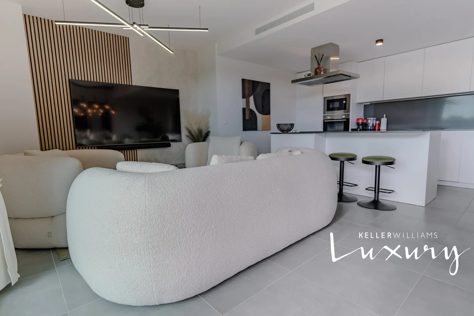 Prodej luxusního apartmánu 4+kk, prostorná terasa, garážové stání a sklep. Komunitní vybavení zahrnuje : saunu, venkovní a vnitřní bazén s vířivkou, turecké lázně, posilovnu. – 8