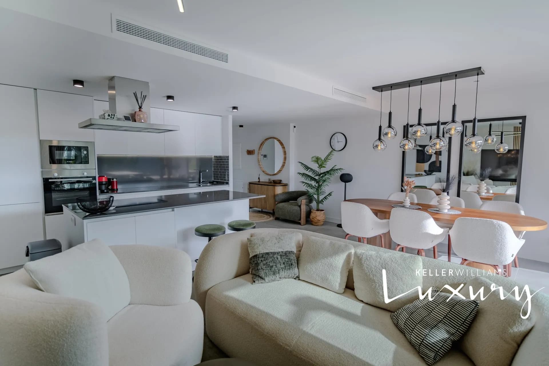 Prodej luxusního apartmánu 4+kk, prostorná terasa, garážové stání a sklep. Komunitní vybavení zahrnuje : saunu, venkovní a vnitřní bazén s vířivkou, turecké lázně, posilovnu. – 9