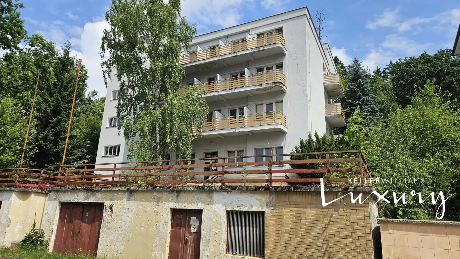 Prodej zajímavé nemovitosti 2 000 m² s garážemi v lokaci Mariánské Lázně – 2