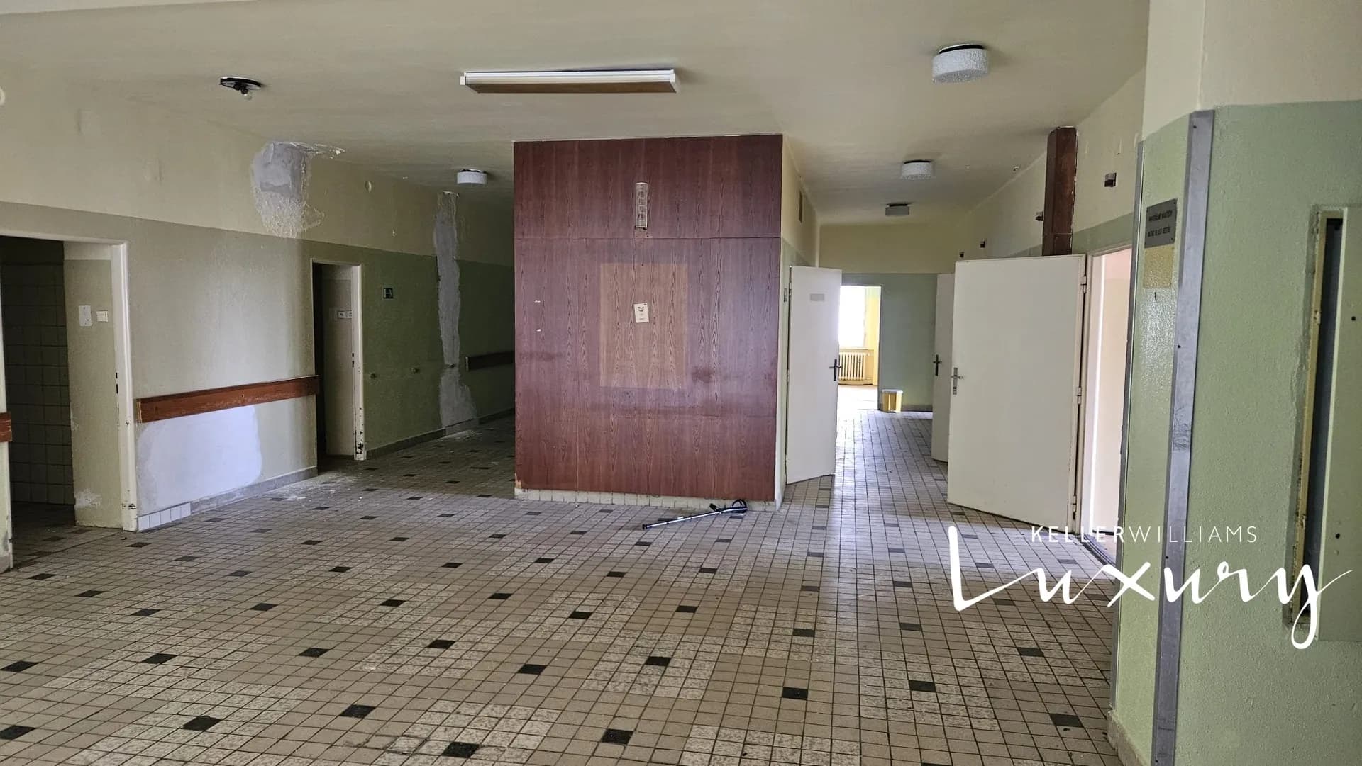 Prodej zajímavé nemovitosti 2 000 m² s garážemi v lokaci Mariánské Lázně – 5