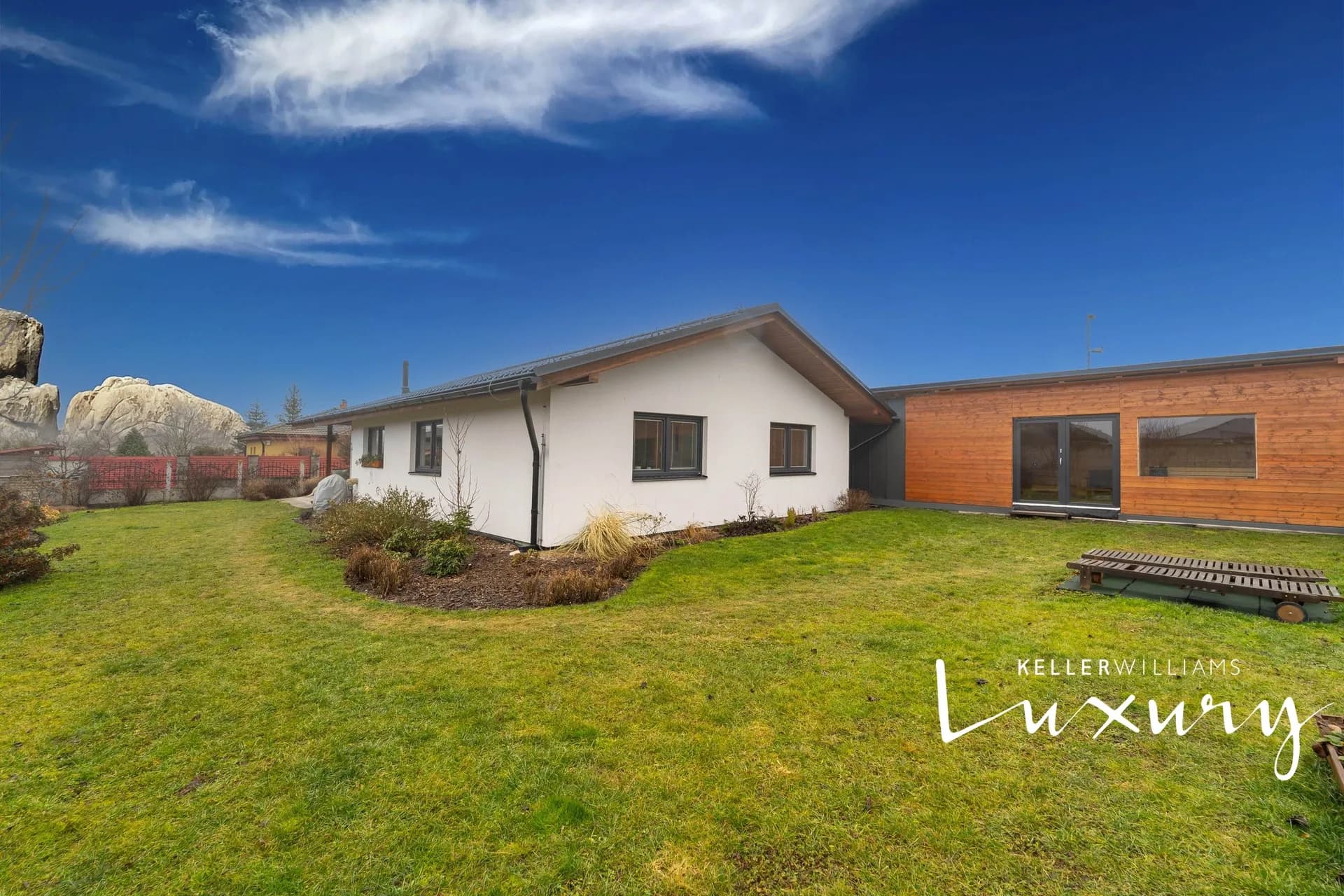 Prodej rodinného domu 4+kk, 115 m², Krakovany, dům disponuje zahradním domkem ve kterém je zbudována sauna s odpočívárnou. – 2