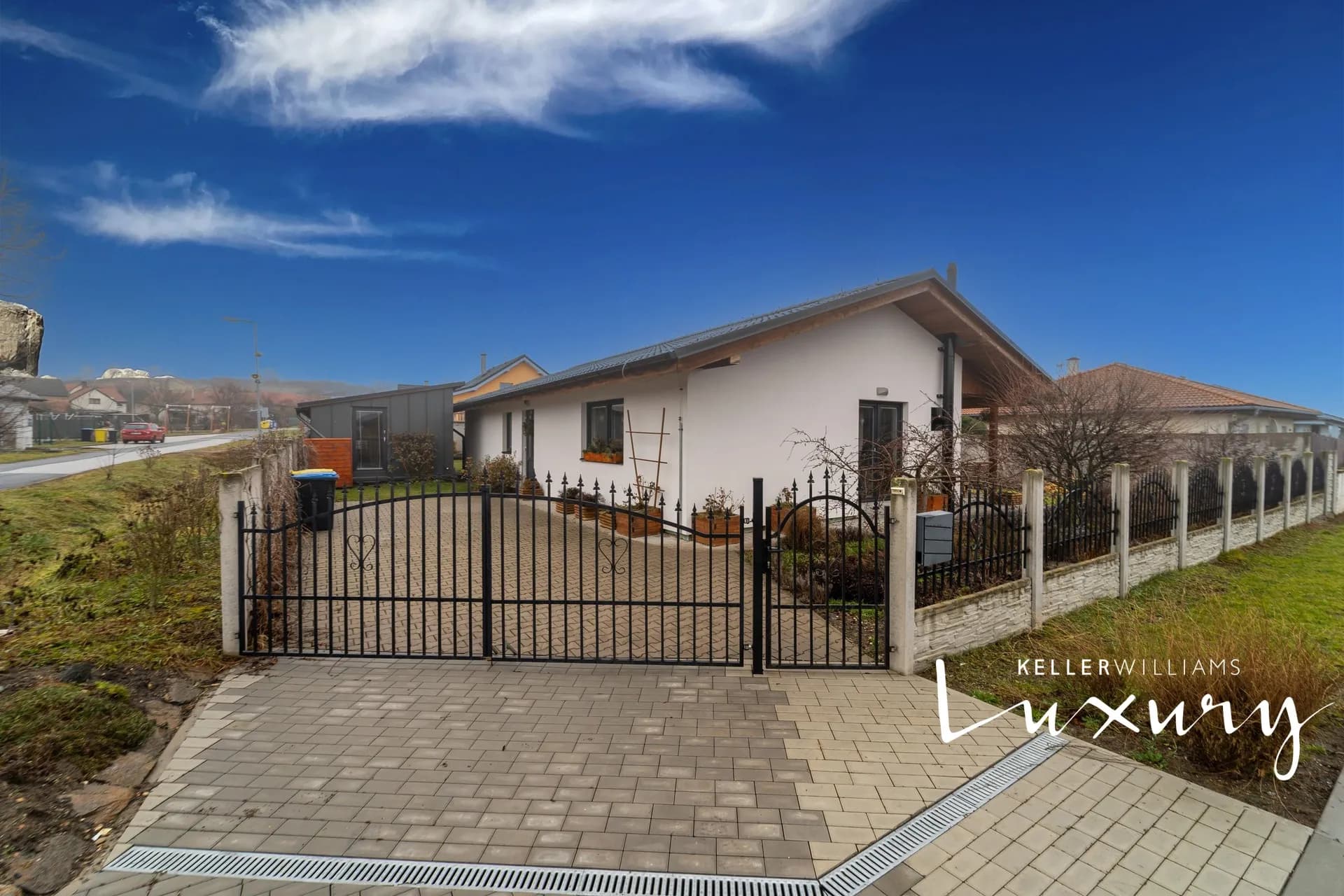 Prodej rodinného domu 4+kk, 115 m², Krakovany, dům disponuje zahradním domkem ve kterém je zbudována sauna s odpočívárnou. – 3