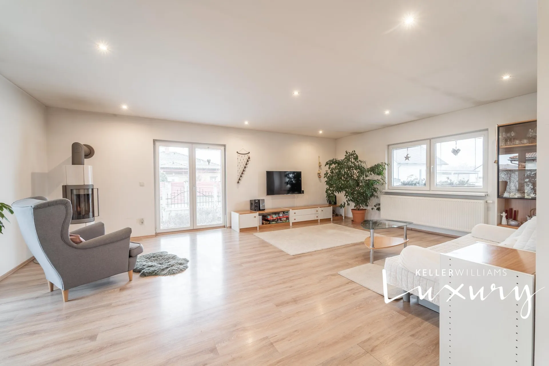 Prodej rodinného domu 4+kk, 115 m², Krakovany, dům disponuje zahradním domkem ve kterém je zbudována sauna s odpočívárnou. – 7