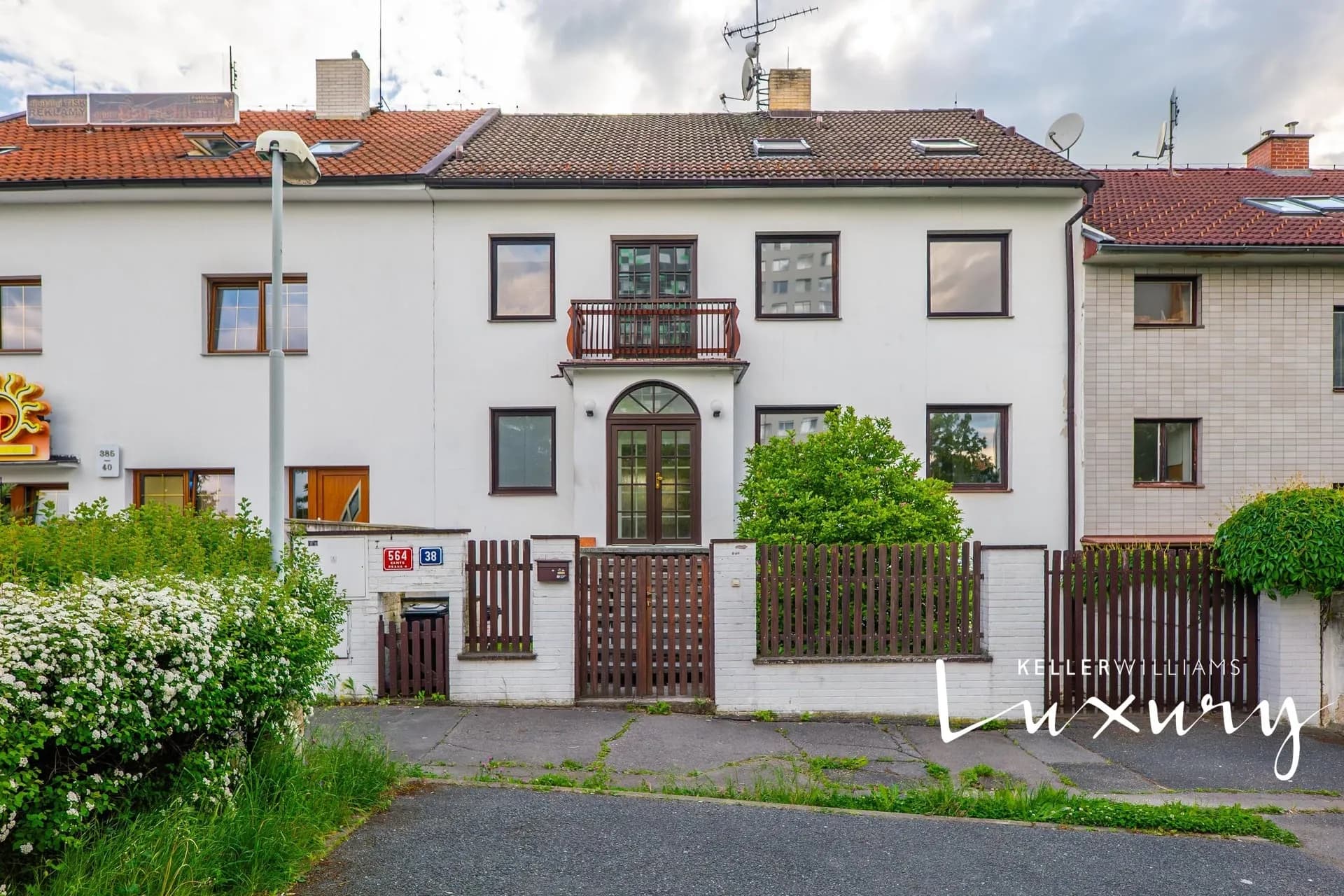 Prodej vily o celkové ploše 384 m², Praha - Kamýk – 1